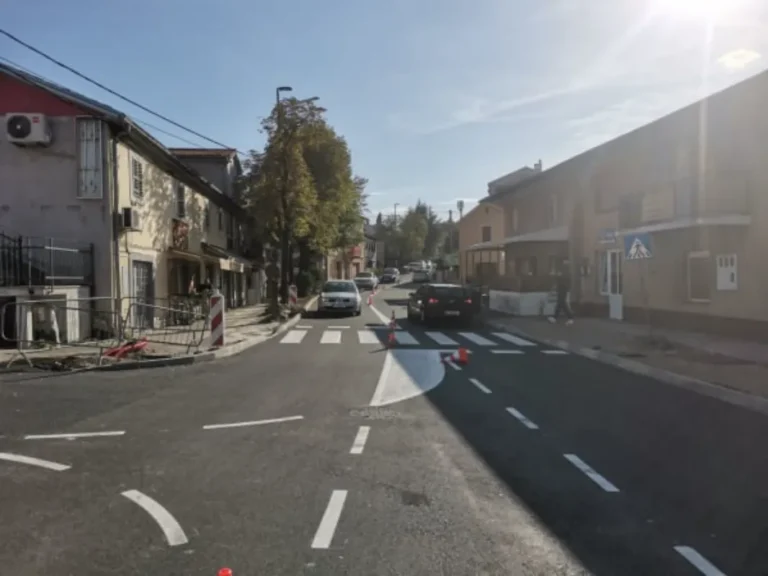 Završeni pješački prijelazi i pune zaustavne linije na prilazu kružnom toku.