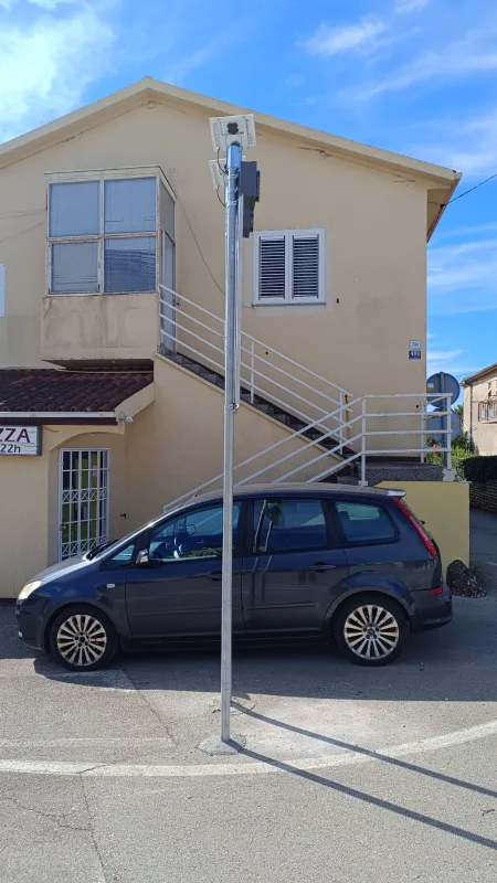 Postavljanje novog prometnog znaka u naselju