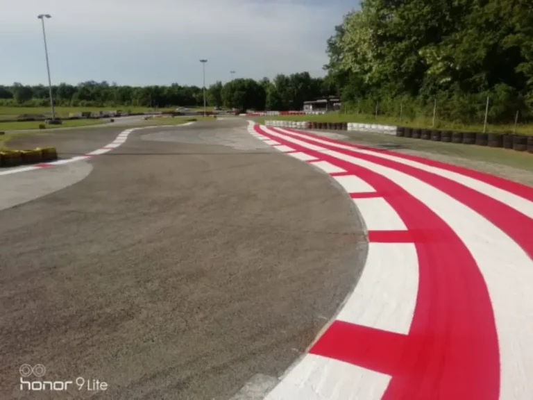 Široki kadar karting staze u Poreču s istaknutom horizontalnom signalizacijom