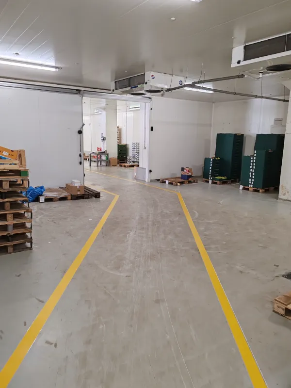 Prikaz dugog i ravnog transportnog puta obilježenog u logističkom centru