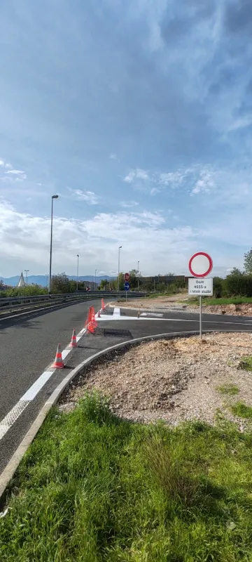 Uređena prilazna cesta s vertikalnom signalizacijom koja označava ulaz za vozila HGSS-a