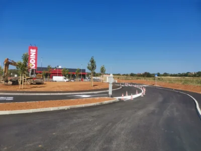 Pogled na prilaznu cestu s iscrtanim oznakama na kolniku ispred Plodina u Banjolama.