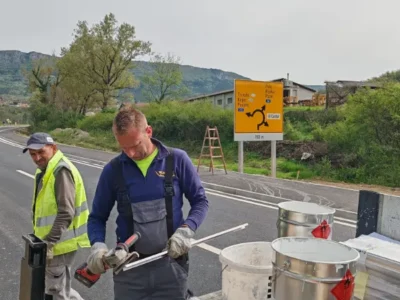Radnici režu metalne profile za postavljanje prometnih znakova
