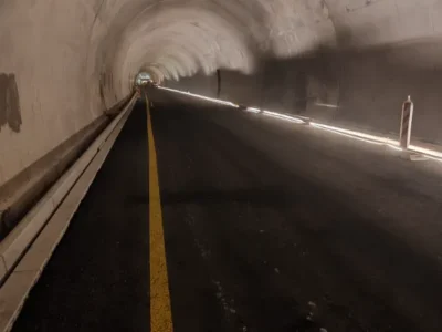 Dugačka privremena žuta linija iscrtana uz rub kolnika u novoizgrađenoj cijevi tunela Učka.