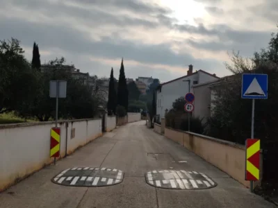 Ugrađeni ležeći policajci i prateća vertikalna signalizacija na prometnici u Vinkuranu.