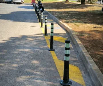 Ugrađeni fleksibilni stupići na žutim linijama ispred trgovačkog centra u Puli