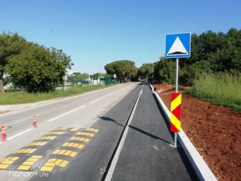 Pogled na prometnu opremu za smirivanje prometa na dionici u Medulinu
