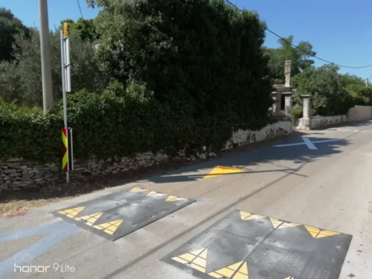 Detaljan prikaz jastučastih izbočina s reflektirajućim elementima i žutom horizontalnom signalizacijom