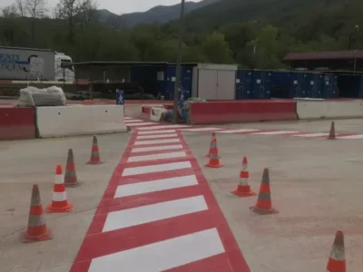 Prometni čunjevi postavljeni za zaštitu svježe obojane crveno-bijele horizontalne signalizacije