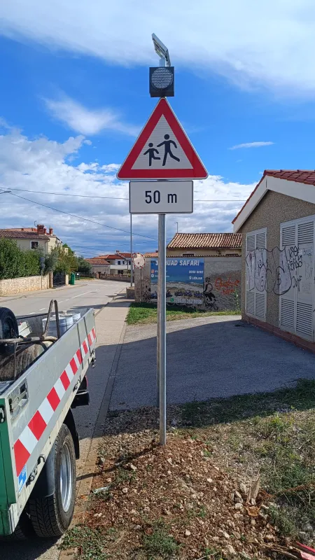 Prometni znak djeca na cesti s dopunskom pločom i montiranim solarnim LED treptačem