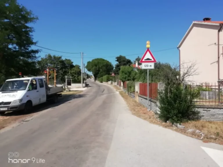 Vertikalna signalizacija koja upozorava na nailazak na jastučastu izbočinu na cesti