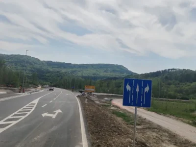 Plavi prometni znak za prestrojavanje s dva prometna traka na novoj cesti