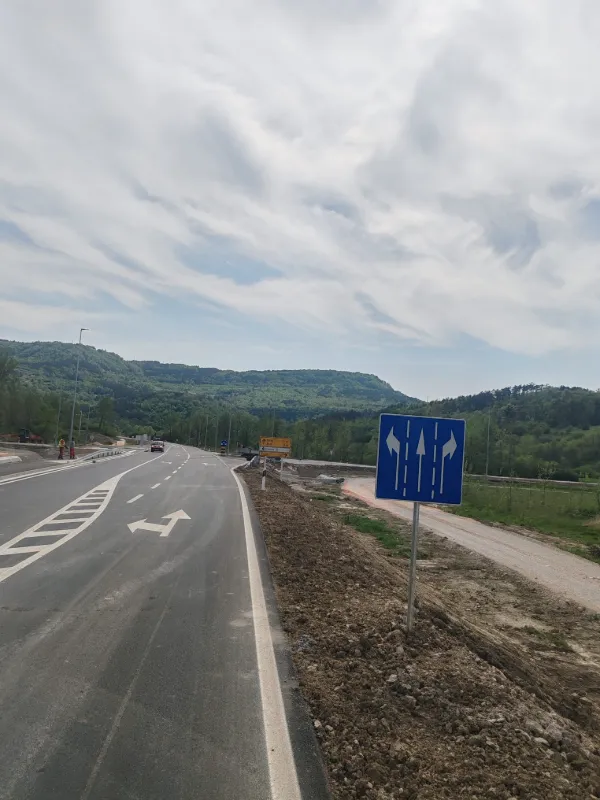 Plavi prometni znak za prestrojavanje s dva prometna traka na novoj cesti