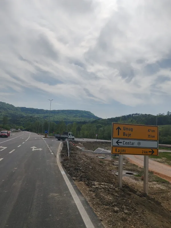 Prometni znak s putokazima za Umag, Buje, Kajine i Centar