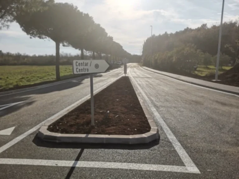 Prometni otok s putokaznom pločom u obliku strelice za centar Poreča
