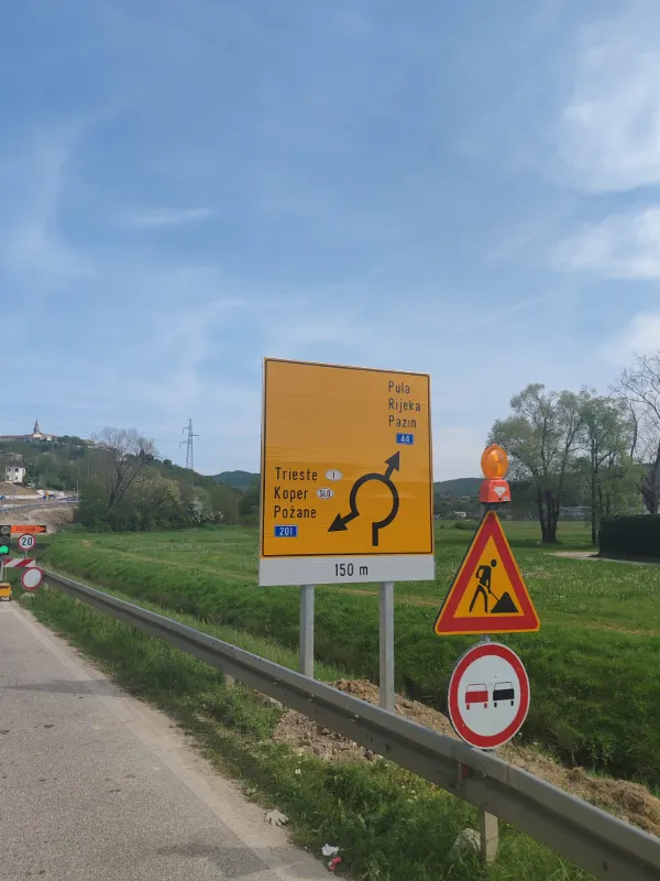 Postavljen žuti putokaz za Pulu, Rijeku i Pazin na kružnom toku obilaznice