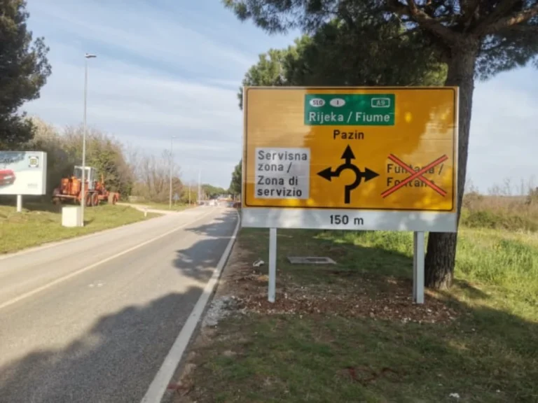 Žuta putokazna ploča s oznakama za Pazin, Rijeku i servisnu zonu u Poreču