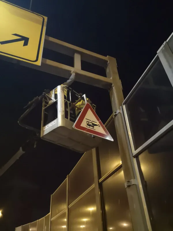 Radnik tvrtke Ličilac d.o.o. u auto-košari montira vertikalnu signalizaciju na visinski portal