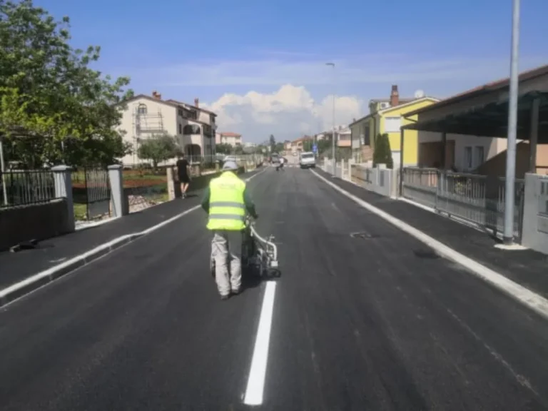 Radnik tvrtke LIČILAC d.o.o. u Puli upravlja strojem za iscrtavanje središnje prometne linije