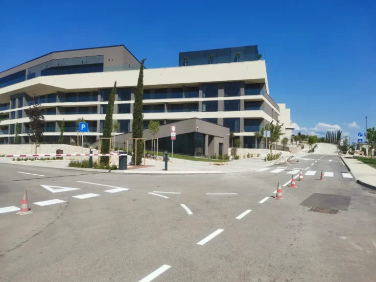 Svježe iscrtane isprekidane linije vođenja na raskrižju osigurane prometnim čunjevima.