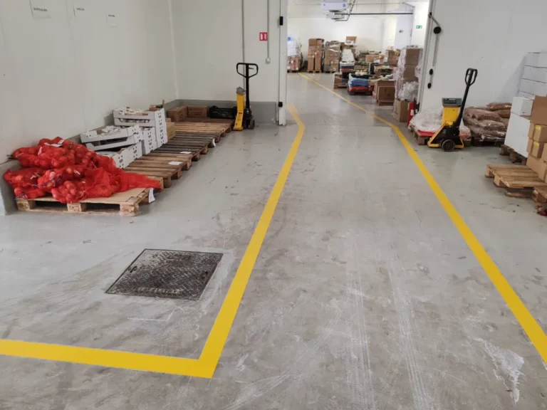 Raskrižje transportnih puteva označeno žutim linijama unutar skladišnog objekta