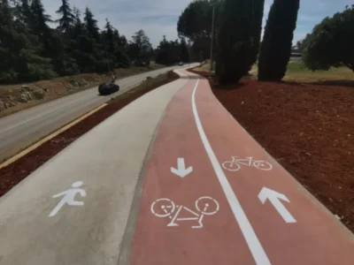 Horizontalna signalizacija koja jasno odvaja pješačku i biciklističku zonu na šetnici Pical