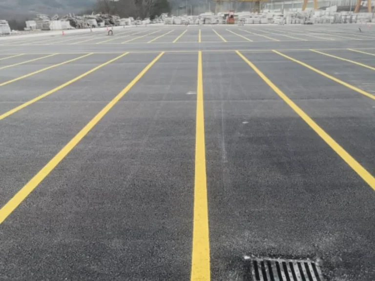 Dugi redovi precizno iscrtanih žutih parkirnih mjesta