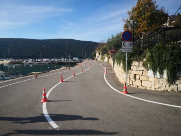 Prometni čunjevi koji osiguravaju svježe iscrtanu horizontalnu signalizaciju