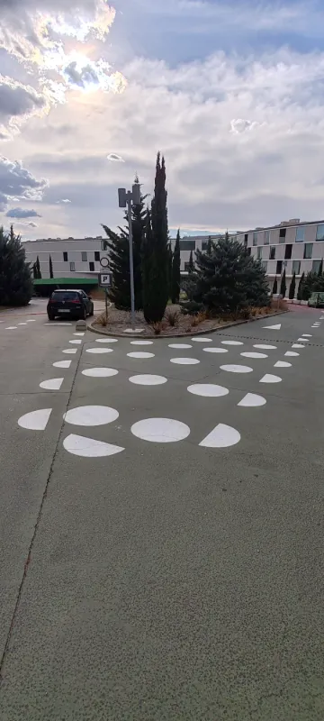 Raskrižje unutar hotelskog kompleksa označeno isprekidanim linijama od bijelih krugova i polukrugova.