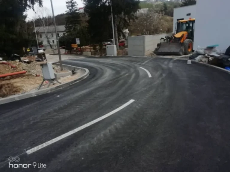 Svježe iscrtane bijele rubne i središnje linije na novom asfaltu oko Doma za starije u Pazinu.