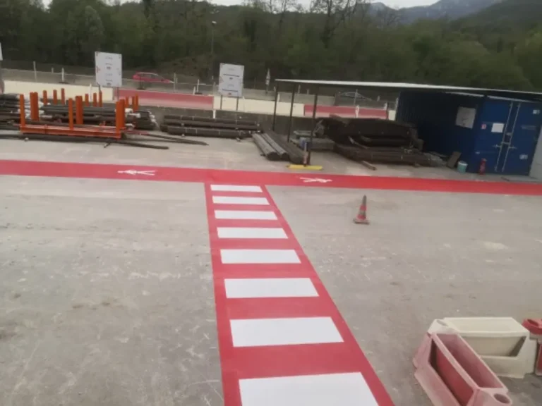 Jasno označen crveni sigurnosni koridor s bijelim simbolima pješaka na platou