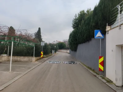 Prikaz jastučastih izbočina i prometnih znakova za smirivanje prometa u Vinkuranu.