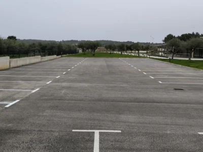 Širok prikaz obilježene horizontalne signalizacije na prostranom parkiralištu u Ližnjanu.