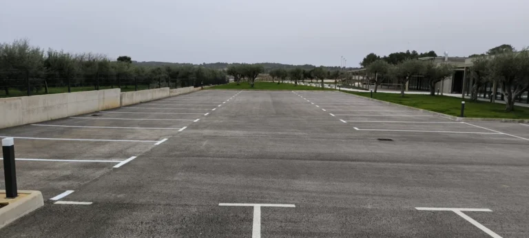Širok prikaz obilježene horizontalne signalizacije na prostranom parkiralištu u Ližnjanu.
