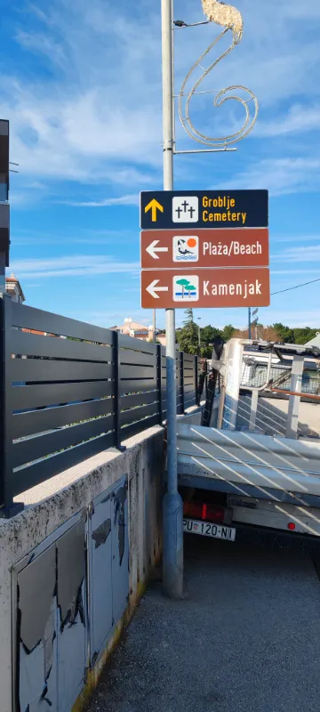 Postavljeni turistički znakovi za groblje, plažu i Kamenjak na novom stupu