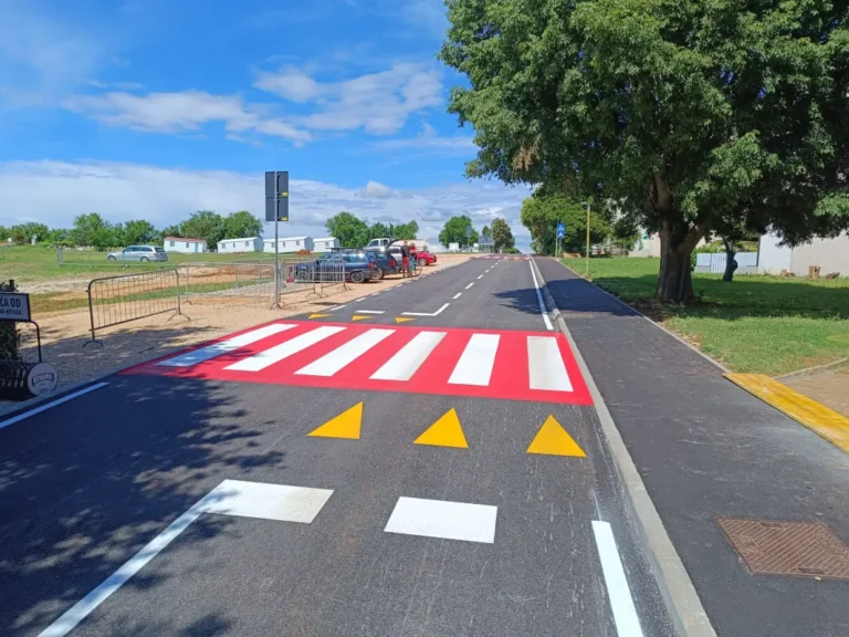 Horizontalna signalizacija za smirivanje prometa u Novigradu s crvenom podlogom