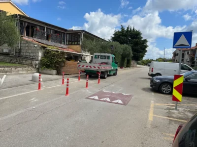 Radno vozilo tvrtke LIČILAC d.o.o. pored ugrađene opreme za smirivanje prometa u Vrsaru