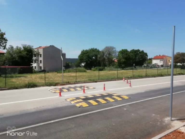 Uspornici prometa i fleksibilni stupići ugrađeni na cesti za smirivanje prometa