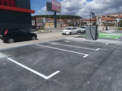 Standardno obilježavanje parkirnih mjesta bijelom bojom ispred trgovine