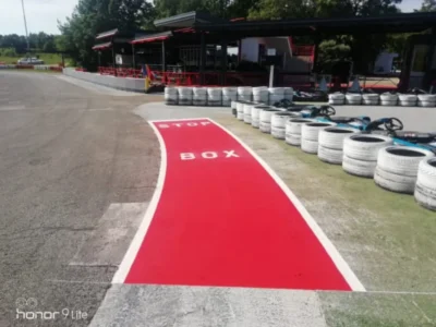 Crvena STOP BOX zona jasno iscrtana na ulazu u boks karting staze