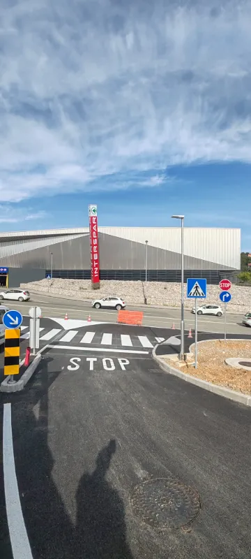 Horizontalna oznaka STOP s pješačkim prijelazom i vertikalnim prometnim znakovima