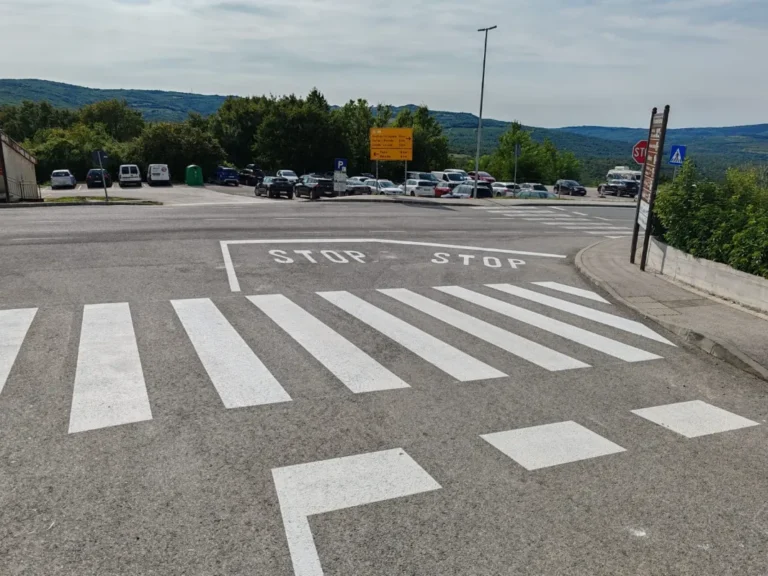 Jasno vidljiva STOP oznaka i pješački prijelaz na raskrižju u Motovunu