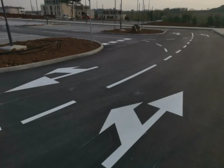 Detalj horizontalne signalizacije sa strelicama za vođenje prometa na asfaltu