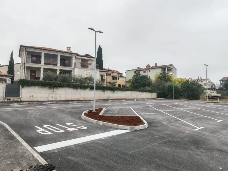 Bijele strelice za usmjeravanje prometa na obnovljenoj prometnici