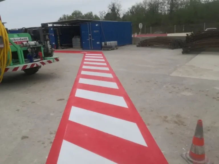 Specijalizirani stroj za iscrtavanje horizontalne signalizacije pored novooznačene staze na Kvarneru