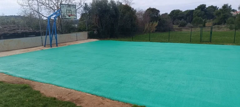 Upotreba stroja za precizno obilježavanje linija na sportskom igralištu.