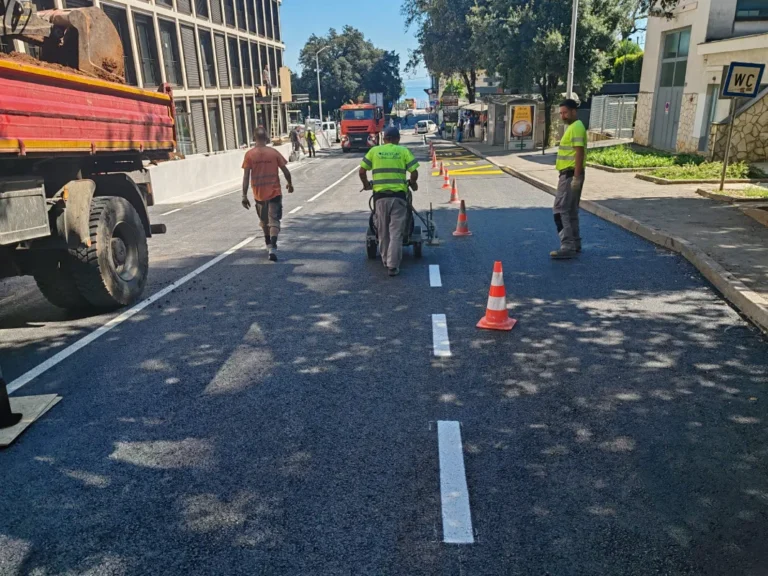 Radnik strojem iscrtava bijelu punu liniju na cesti ispred hotela u Opatiji