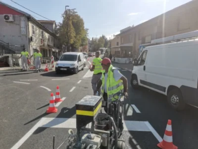 Djelatnici tvrtke LIČILAC d.o.o. koriste specijalizirani stroj za precizno iscrtavanje horizontalne signalizacije na raskrižju.