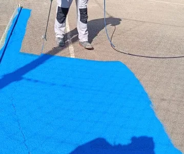 Strojno nanošenje boje na asfaltnu površinu igrališta