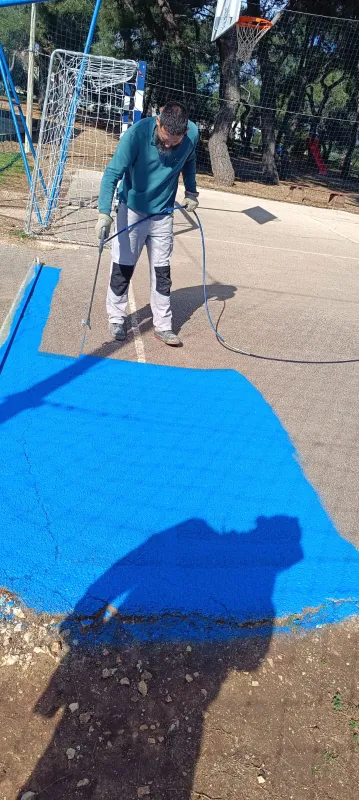 Strojno nanošenje boje na asfaltnu površinu igrališta